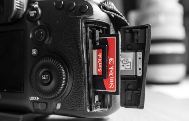 A DSLR camera with a SanDisk Extreme memory card