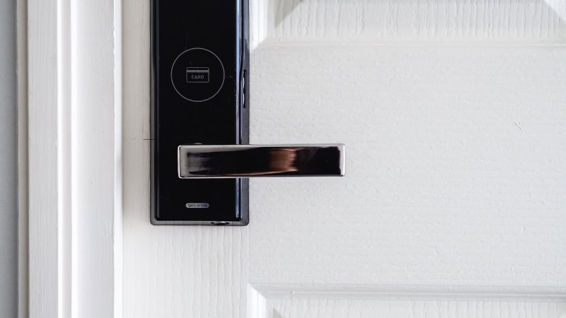 Black Samsung SHS H505 digital door lock with handle