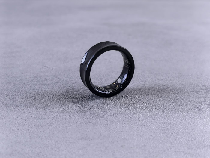 Black smart ring health tracker with internal sensors