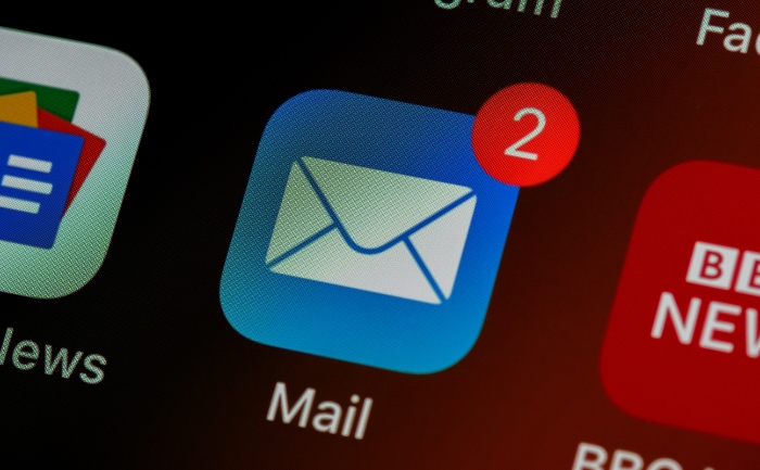 Close up of an email notification icon with unread messages
