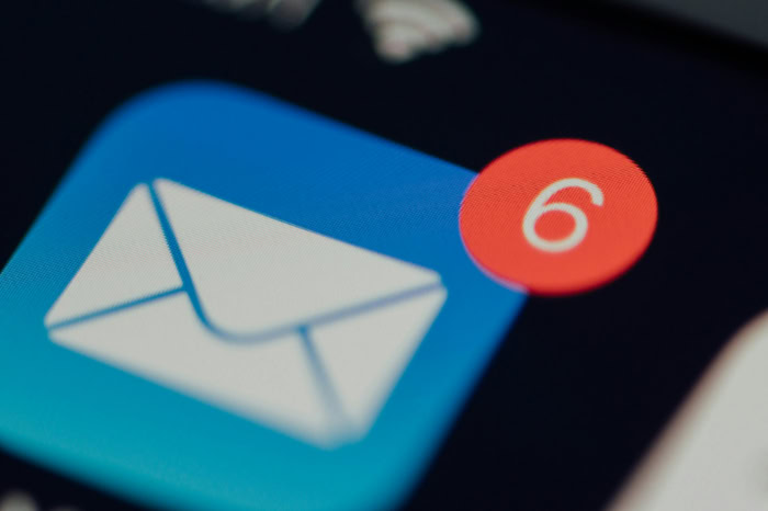Email app icon with new message notifications
