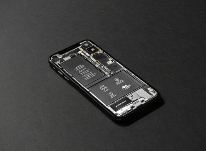 Exposed internal components and battery of an iPhone