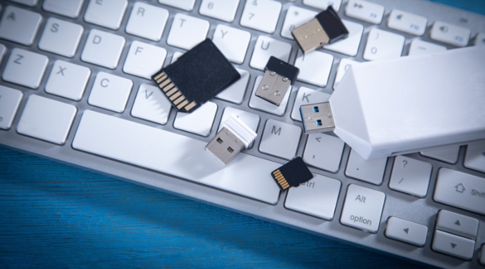 Flash drive and memory cards on the computer keyboard