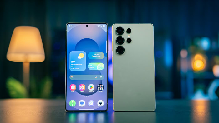 Front and back view of Samsung Galaxy S25 Ultra