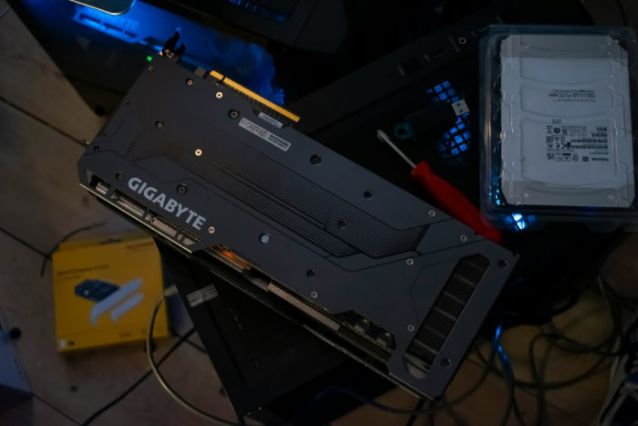 Gigabyte GPU backplate removed during PC build