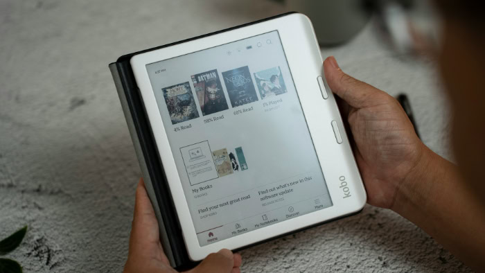 Hands holding a white Kobo e reader