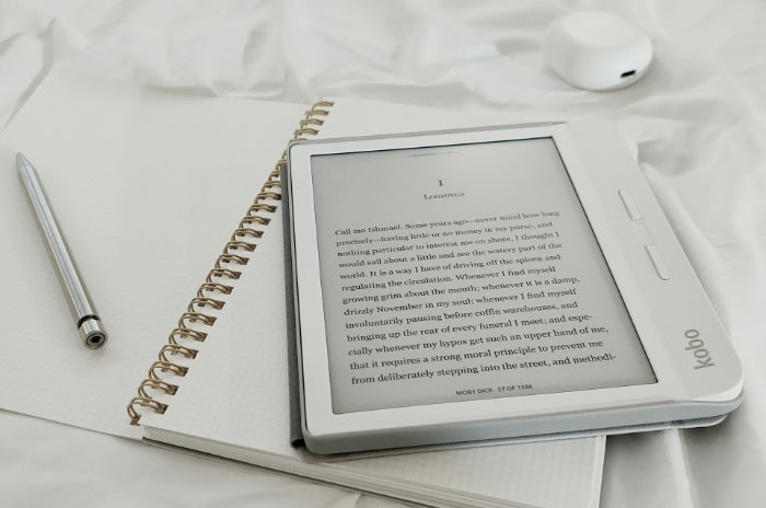 Kobo e reader on a notebook with a pen