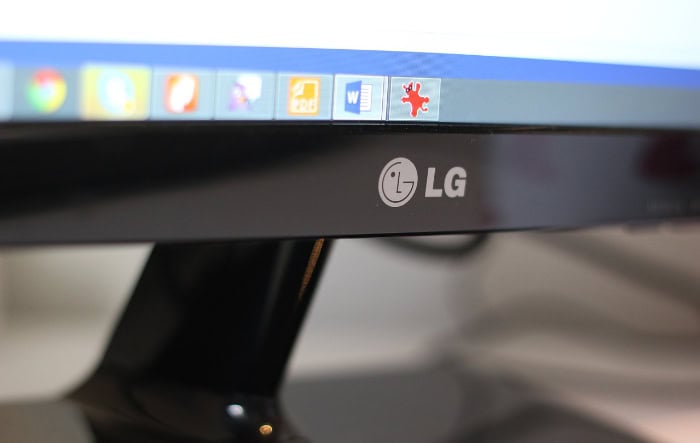 LG monitor displaying application icons on taskbar