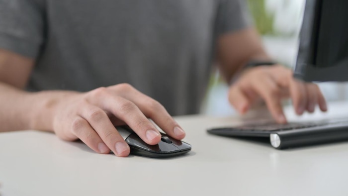 Man using black mouse on desktop