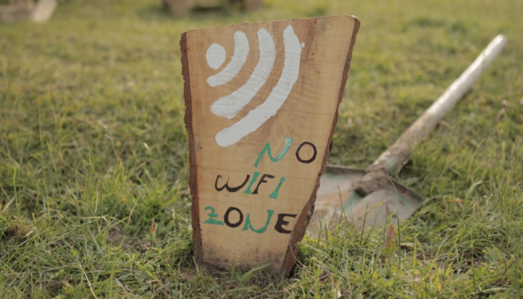 wooden sign says No wifi zone