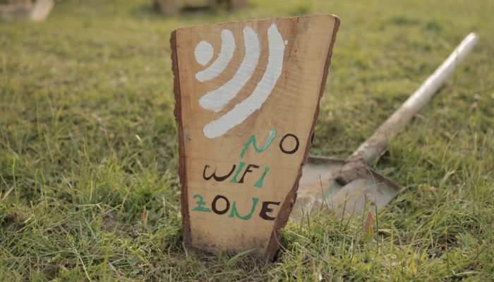 wooden sign says No wifi zone