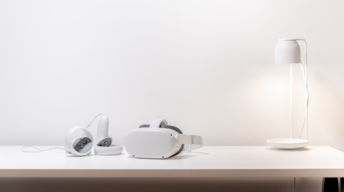 White Oculus on white table