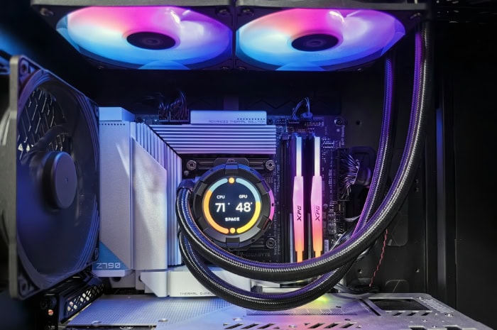 PC liquid cooling system with temperature display