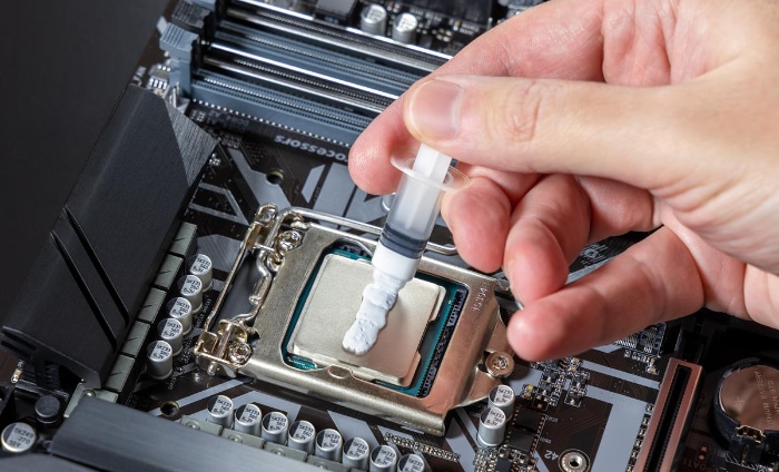 Person using thermal paste