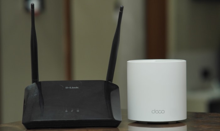 Router and mesh router on table
