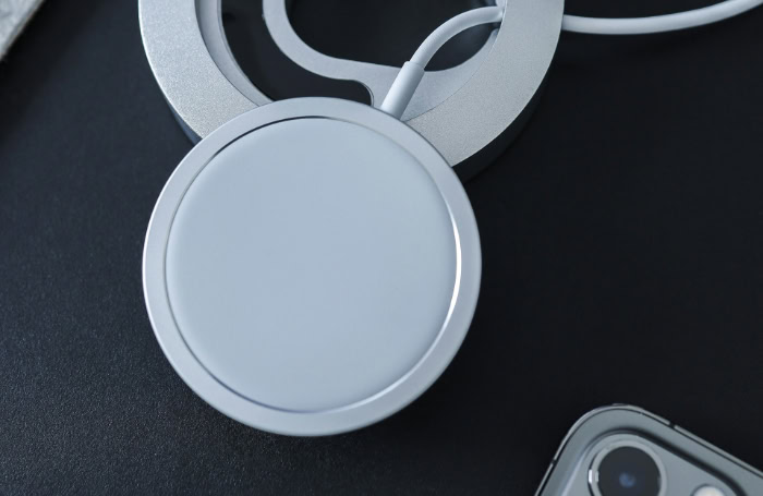 Silver aluminum stand for Apple MagSafe wireless charger