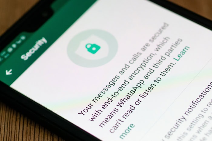 Smartphone screen showing WhatsApp encryption message