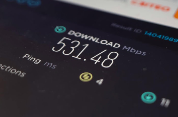 Speed test screen showing download speed of 531 Mbps