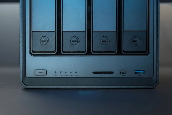 Ugreen DXP4800 NAS front panel ports and indicators resized