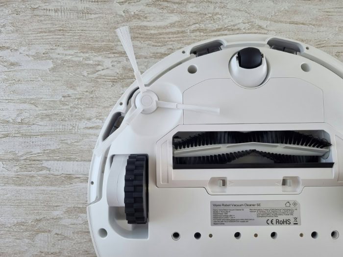 Underside of Viomi Robot Vacuum Cleaner SE with brushes