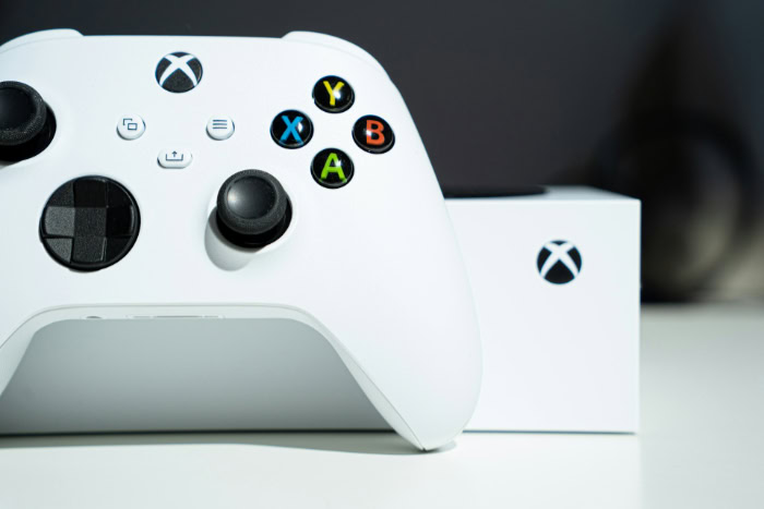White Xbox Wireless Controller and Series S console