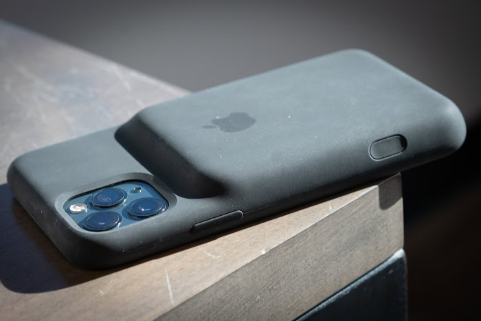 iPhone 11 Pro in black Smart Battery Case