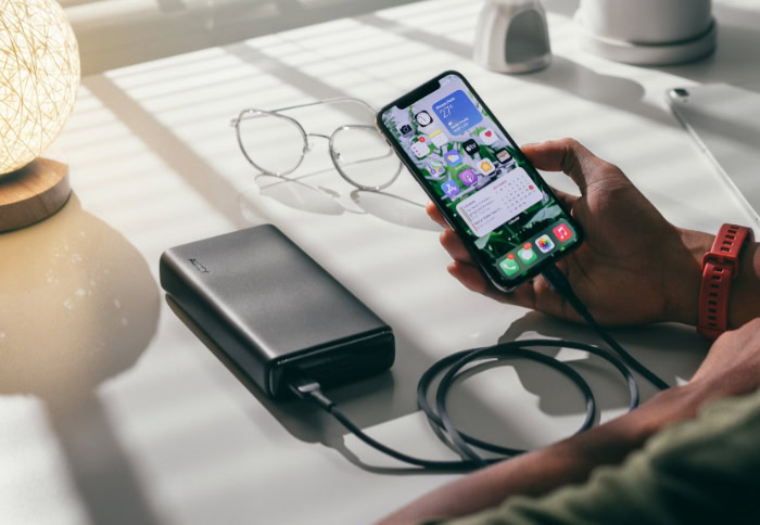 iPhone charging from large capacity portable power bank